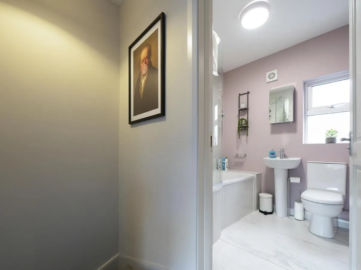 別荘 Pass The Keys 58 Lw Ave Stunning 2Br Terrace Top Location Lots Nearby ベルファスト イギリス