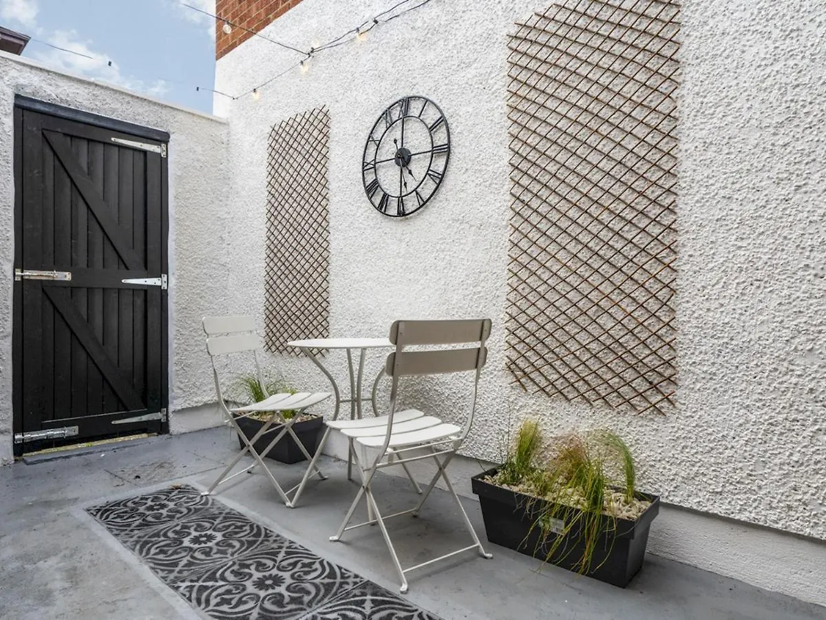 Pass The Keys 58 Lw Ave Stunning 2Br Terrace Top Location Lots Nearby ベルファスト 別荘